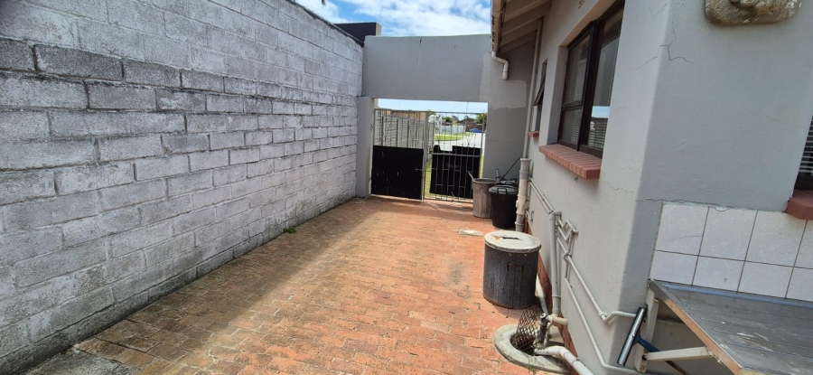 4 Bedroom Property for Sale in Overbaakens Eastern Cape